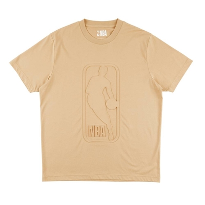 NBA 基本版 立體壓印 短袖上衣 LOGO MAN-卡其色-3325102332