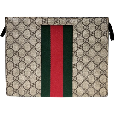 【GUCCI 古馳】475316 經典GG Supreme系列GG印花藍紅藍織帶萬用手拿包(棕色)