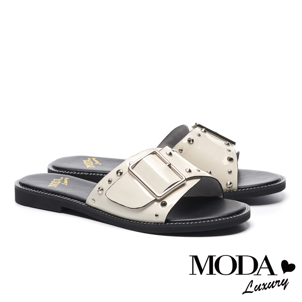 拖鞋 MODA Luxury 個性鉚釘方釦牛皺漆皮繫帶厚底拖鞋－白