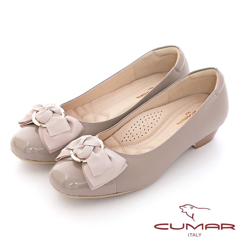 【CUMAR】漆皮拼接小方頭蝴蝶結飾釦上班族低跟鞋-可可色