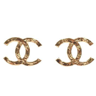 CHANEL 經典不規則壓紋雙C LOGO造型穿式耳環(金色)