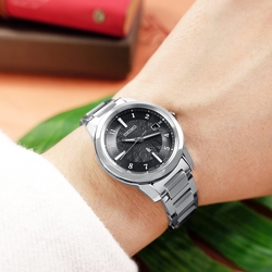 SEIKO 精工 LUKIA 太陽能 電波錶 日期 鈦金屬手錶-黑色/28mm