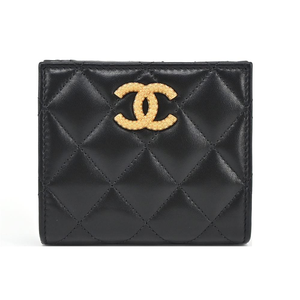 CHANEL 經典仿舊刻紋LOGO小羊皮對開短夾(黑色)