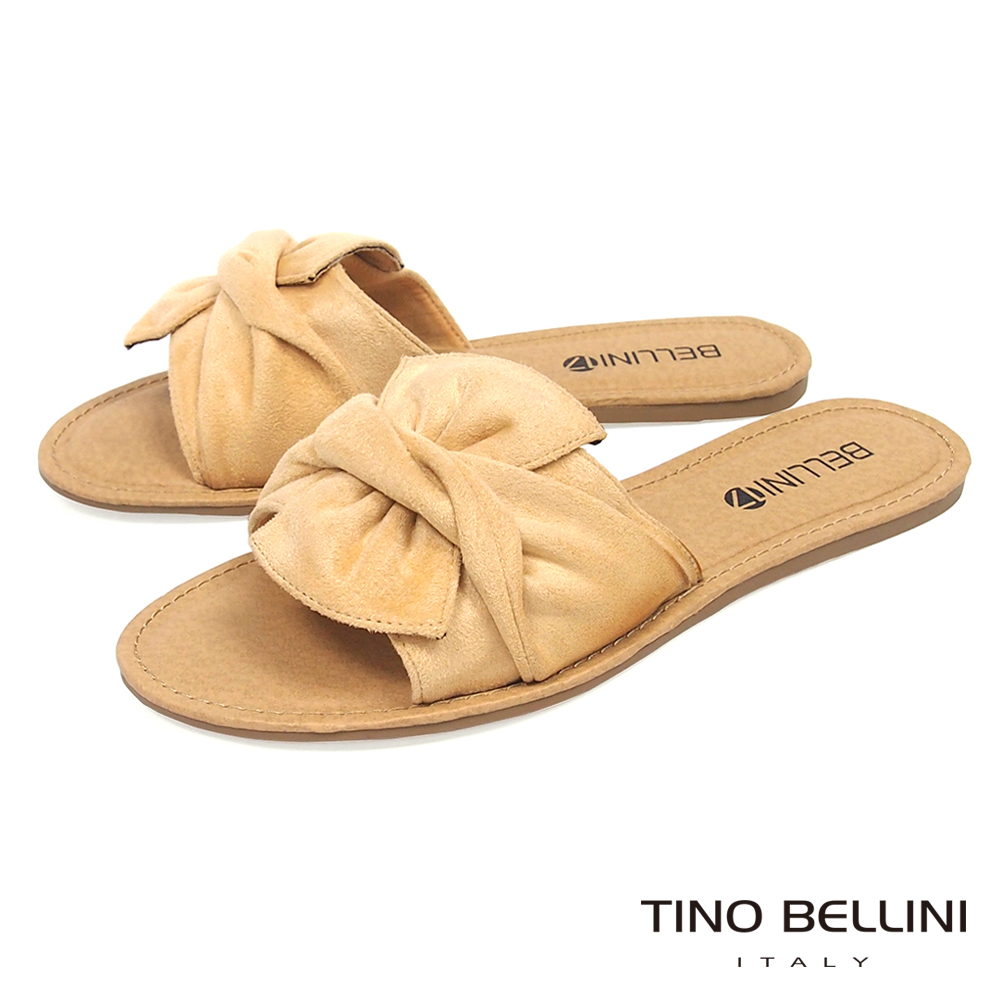 Tino Bellini 雅緻層次領結平底涼拖鞋_ 杏