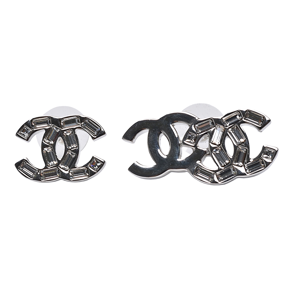 CHANEL 經典不對稱雙C LOGO寶石鑲飾透明感穿式耳環(銀色)