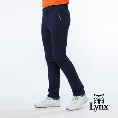 【Lynx Golf】男款潑水功能膝蓋剪接彩色LOGO繡花平口窄管休閒長褲-深藍色