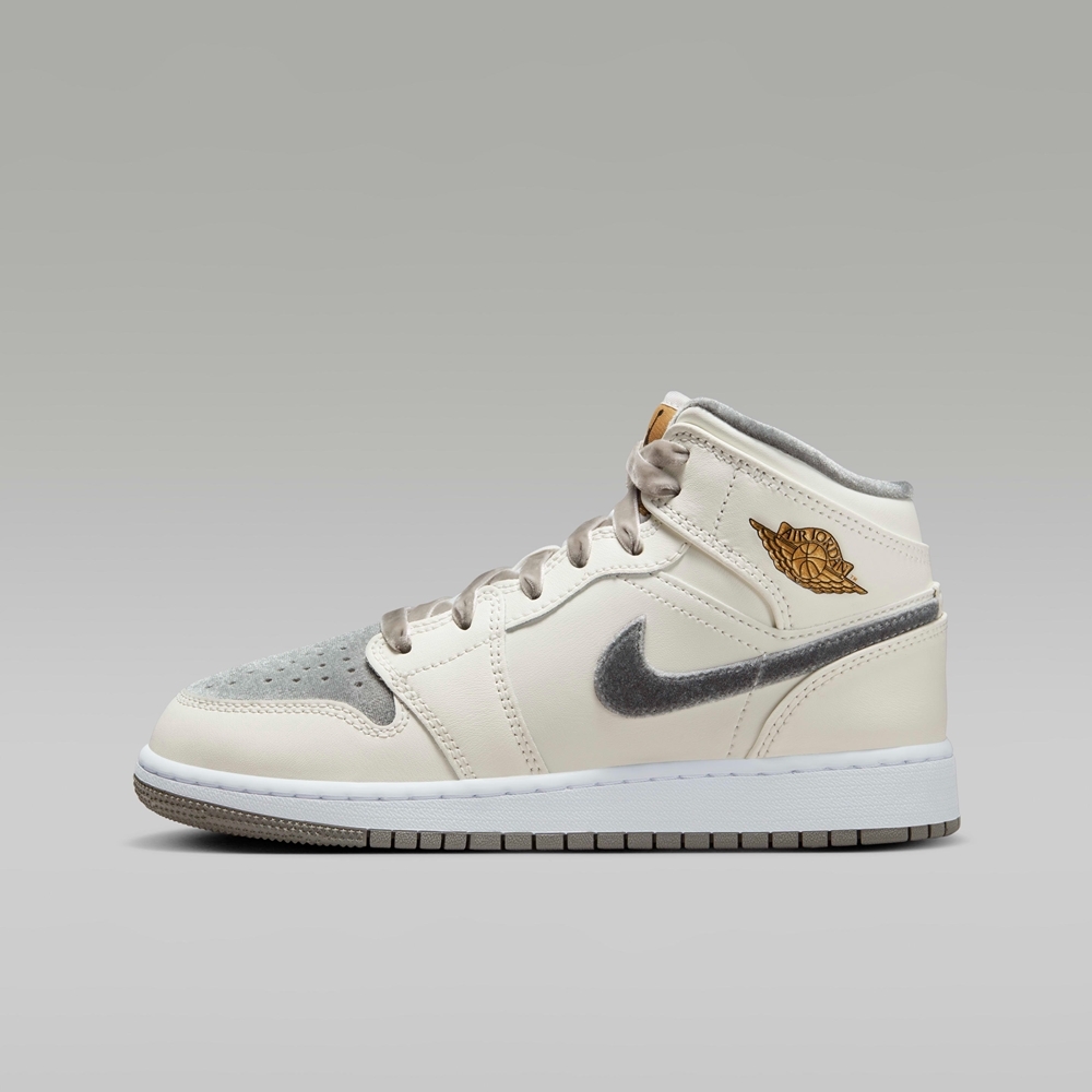 NIKE AIR JORDAN 1 MID SE (GS) 男女大童籃球鞋-米灰金-FB9899100