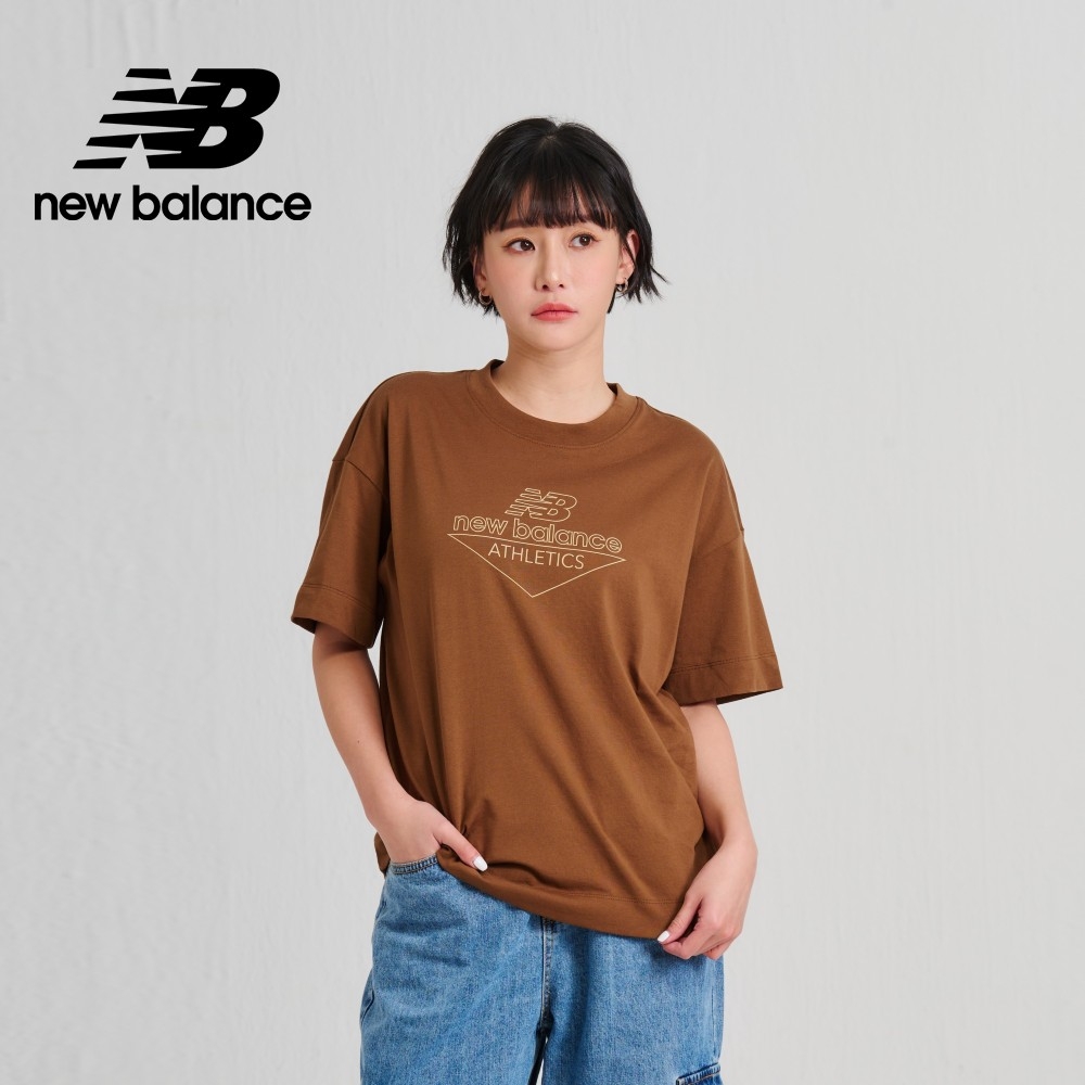 [New Balance]圓領寬鬆短袖上衣_女性_咖啡色_AWT33526DHE