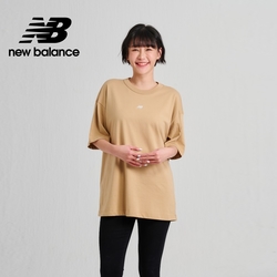 [New Balance]寬鬆圓領刺繡LOGO短袖上衣_女性_泰奶色_