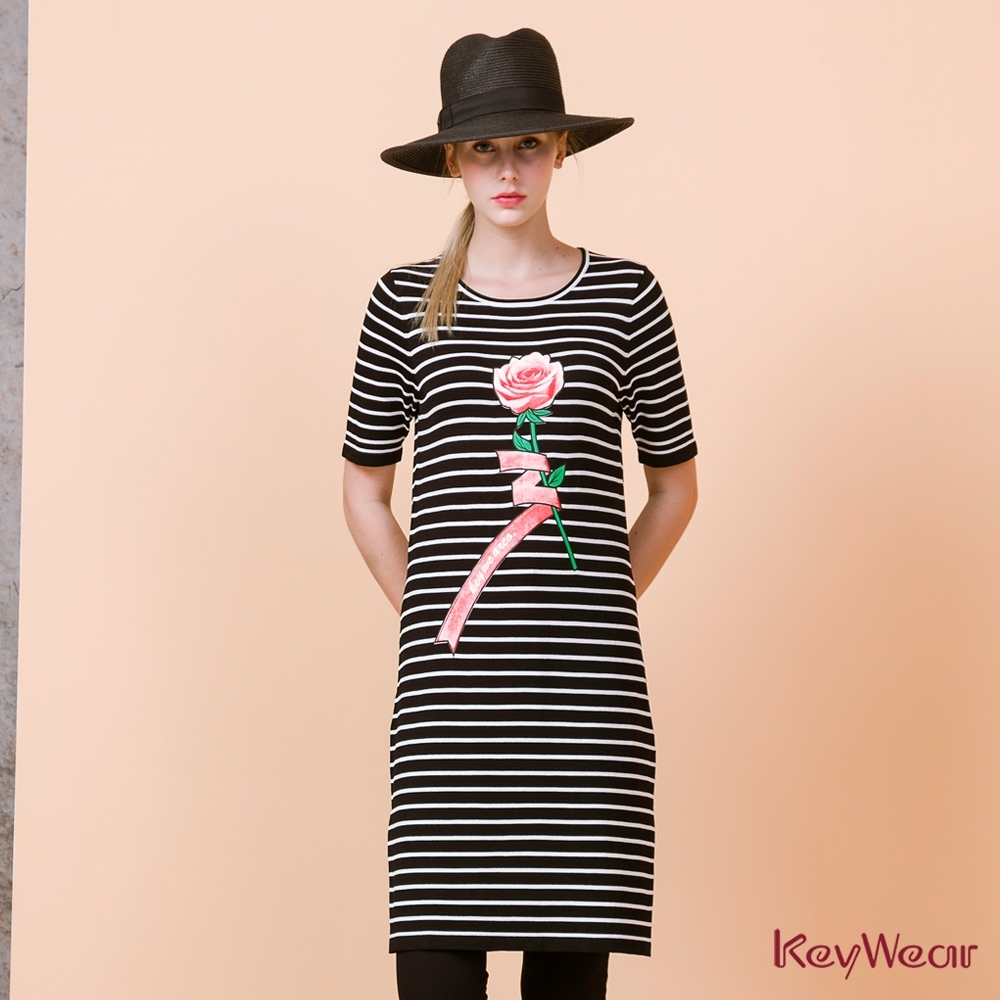 KeyWear奇威名品    玫瑰絲帶印花短袖針織洋裝-黑色