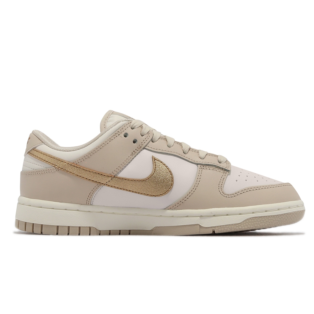 Nike Wmns Dunk Low ESS Trend 奶茶金勾女鞋Gold Swoosh 休閒鞋DX5930