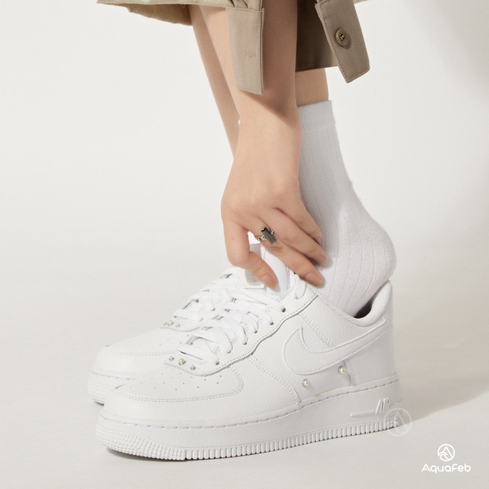 Nike Air Force 1 '07 SE 女鞋白色經典荔枝皮珍珠釘休閒鞋DQ0231-100