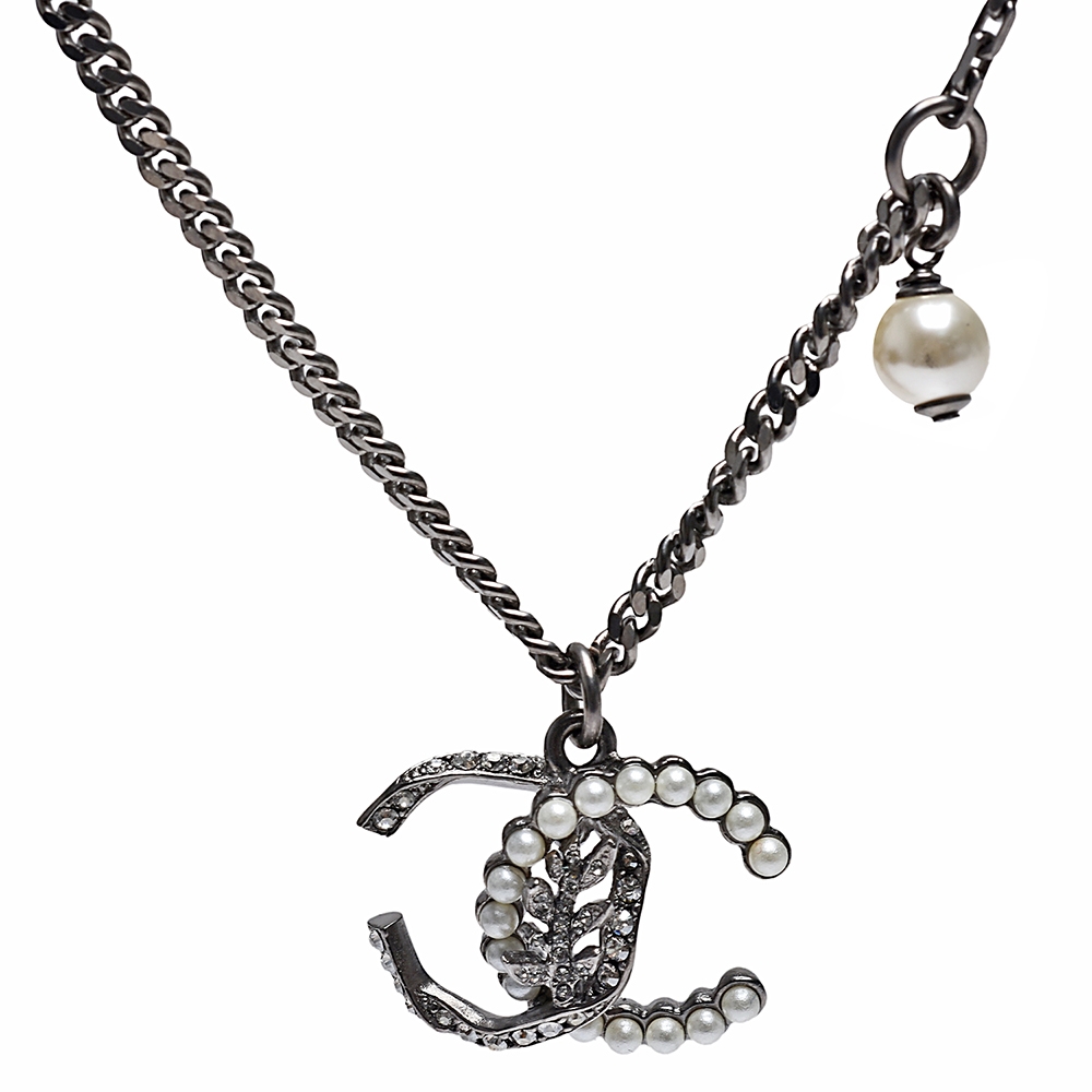 CHANEL 經典雙C LOGO水鑽珍珠各半鑲飾墜飾項鍊(銀)