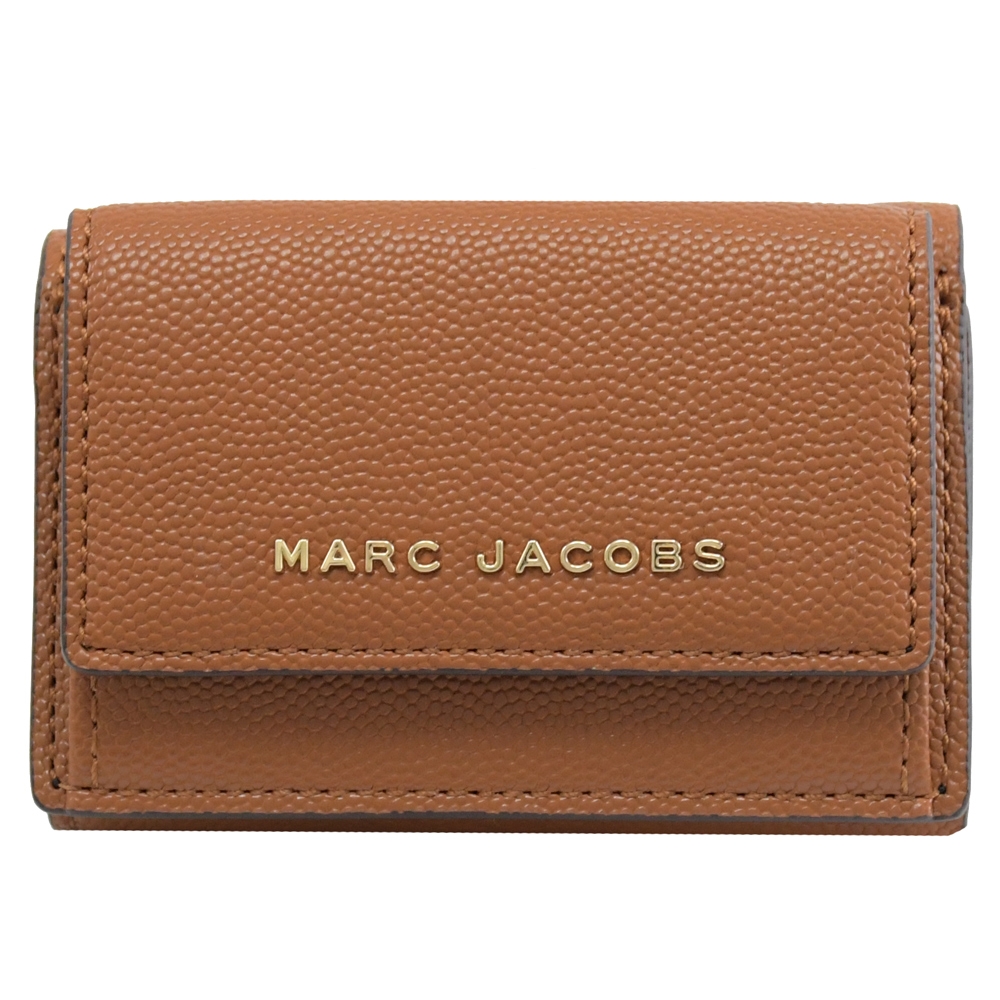 MARC JACOBS 金屬LOGO粒紋三折釦式零錢短夾(咖)