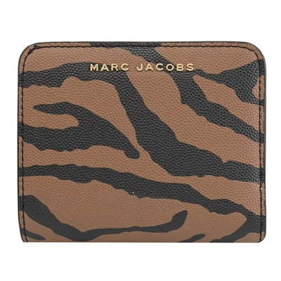 MARC JACOBS 金屬LOGO老虎紋印花皮革釦式零錢短夾(咖)