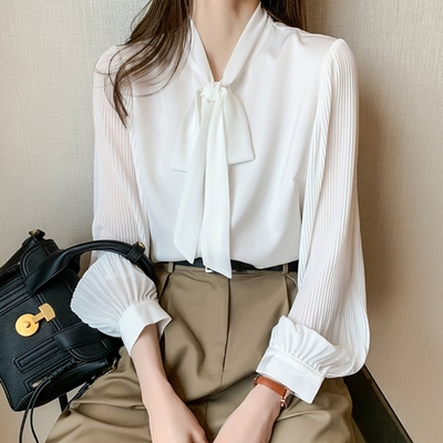 La Belleza素色V領領巾綁帶蝴蝶結造型絲棉不易皺滑料襯衫