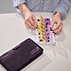 《TRAVELON》一周藥品收納盒+便攜袋(黑莓紫) | 藥盒 分裝盒 分藥盒 product thumbnail 1