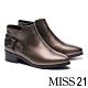 短靴 MISS 21 低調亮澤斜釦帶裝飾尖頭粗跟靴－古銅 product thumbnail 1