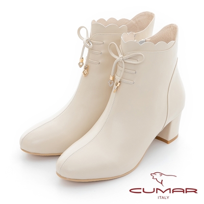 【CUMAR】波浪邊綁帶裝飾粗跟短靴-米白