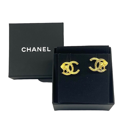 CHANEL 經典獅子鑲飾雙C LOGO造型穿式耳環(金色)