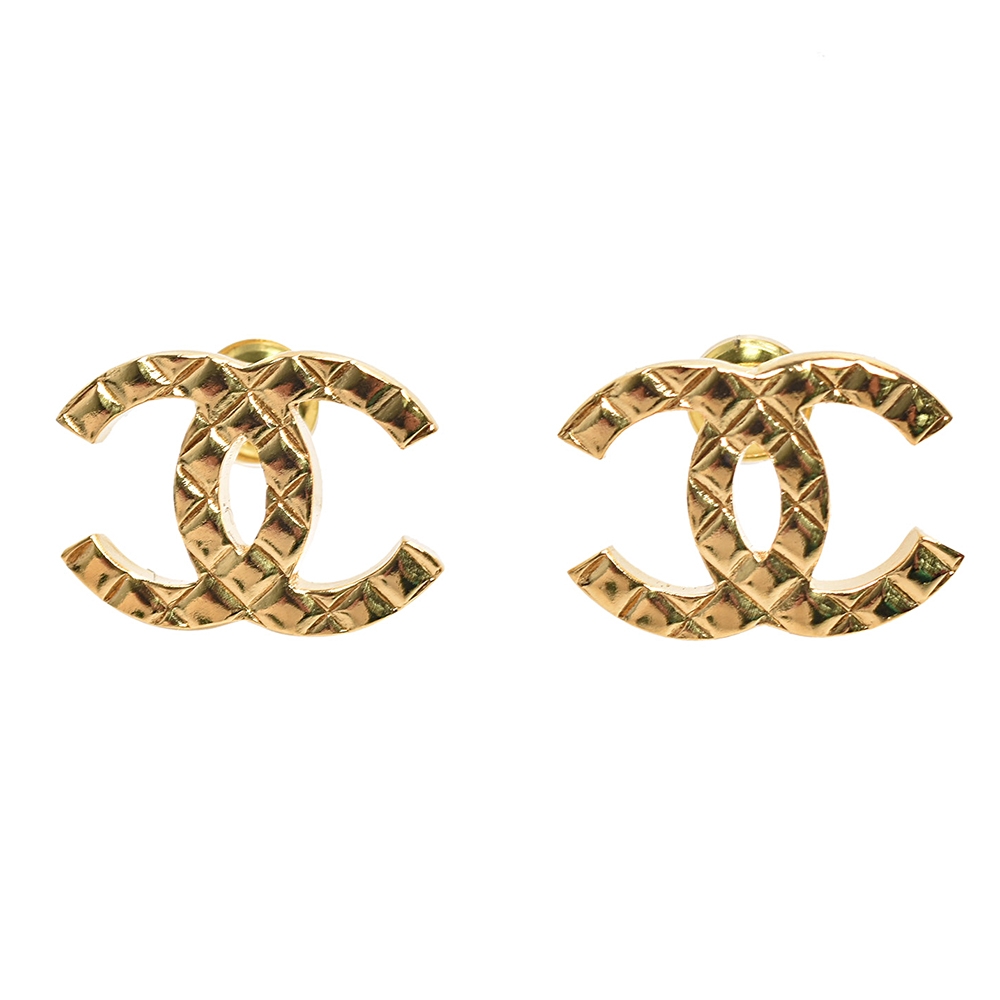 CHANEL 經典菱格壓紋雙C LOGO造型穿式耳環(金色)