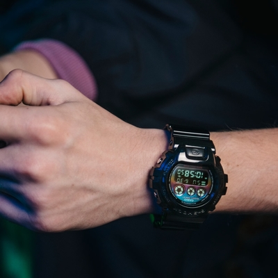 CASIO卡西歐 G-SHOCK 電競美學 虛擬虹光 獨特三眼 數位系列 DW-6900RGB-1_50mm