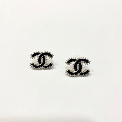 CHANEL 香奈兒 經典雙C LOGO黑色琺瑯烤漆銀色珠珠穿式耳環(黑銀)