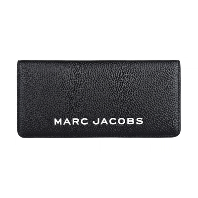 MARC JACOBS THE BOLD白字LOGO荔枝紋牛皮8卡釦式長夾(黑)