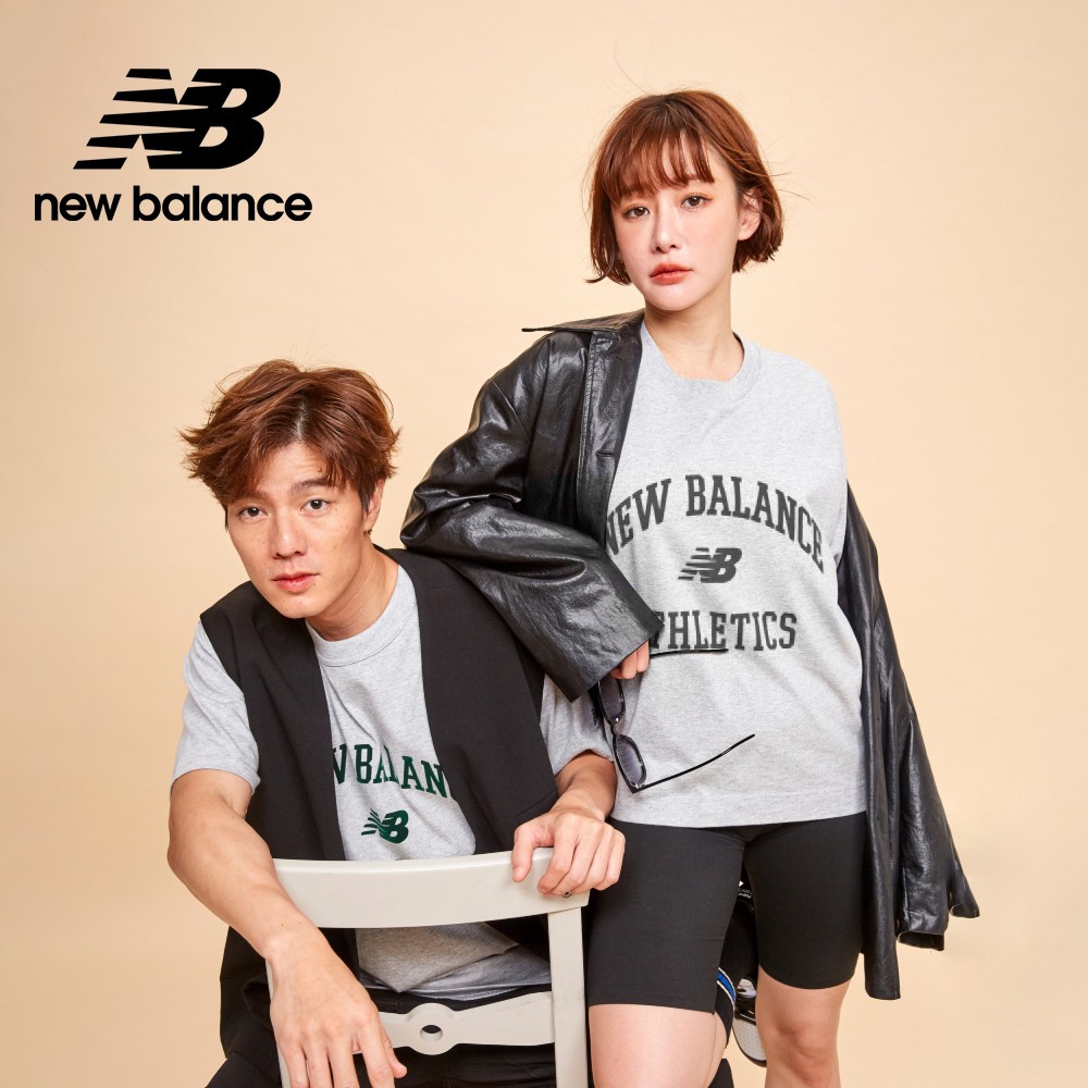 New Balance]親膚植絨學院風文字短袖上衣_女性_灰色_WT33551AG | New