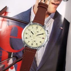 TOMMY HILFIGER / 簡約三眼 經典潮流 兩地時間 真皮手錶-淡黃x銀框x咖啡/44mm