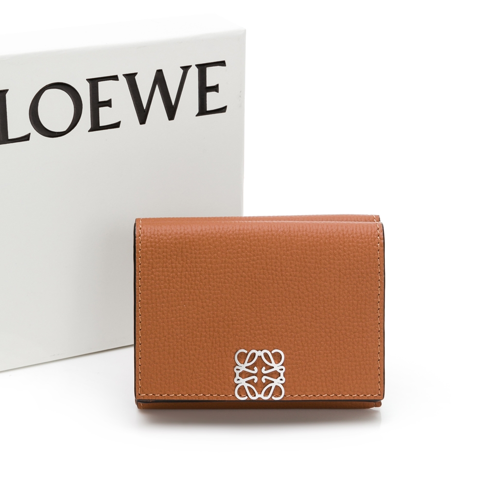 【LOEWE 羅威】 LOEWE 翻蓋釦式三折短夾 (棕)