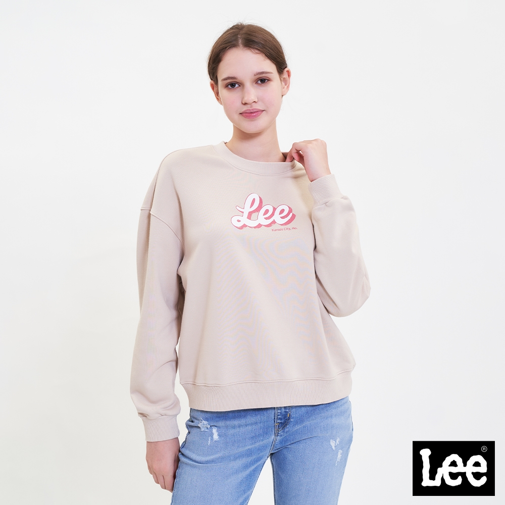 Lee 女款 草寫Logo長袖圓領大學T/厚T 卡其