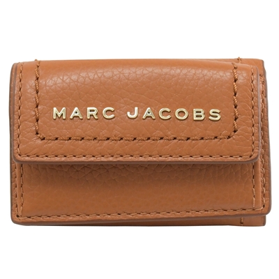 MARC JACOBS 金屬LOGO荔枝皮革三折釦式零錢短夾(咖)