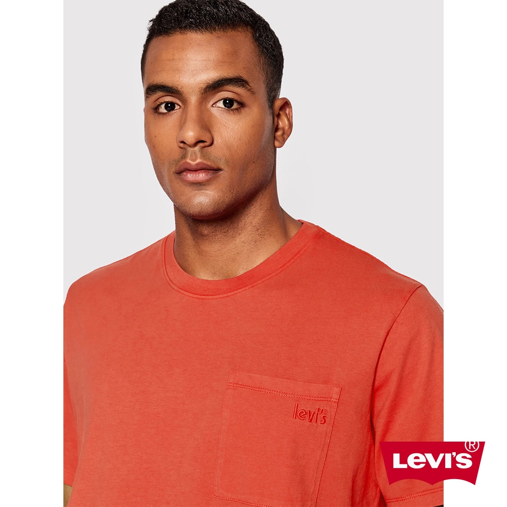 Levis 男款 單口袋寬鬆版短袖T恤 / 精工漂洗工藝 / 刺繡海報體Logo 番茄紅