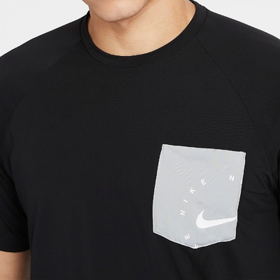 Nike T恤 Logo Top 圓領 防曬 男款 DRI-FIT 運動休閒 基本款 穿搭推薦 黑灰 NESSB652001