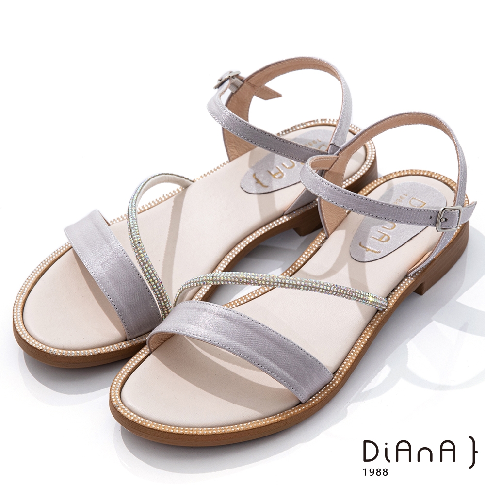 DIANA 2.5cm進口光澤布X水鑽環踝繫帶涼拖鞋-灰