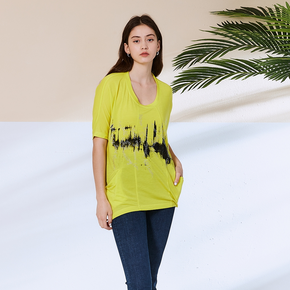 ICHE 衣哲 設計款天絲棉鑽飾印花長版T恤上衣(2色)-亮黃綠