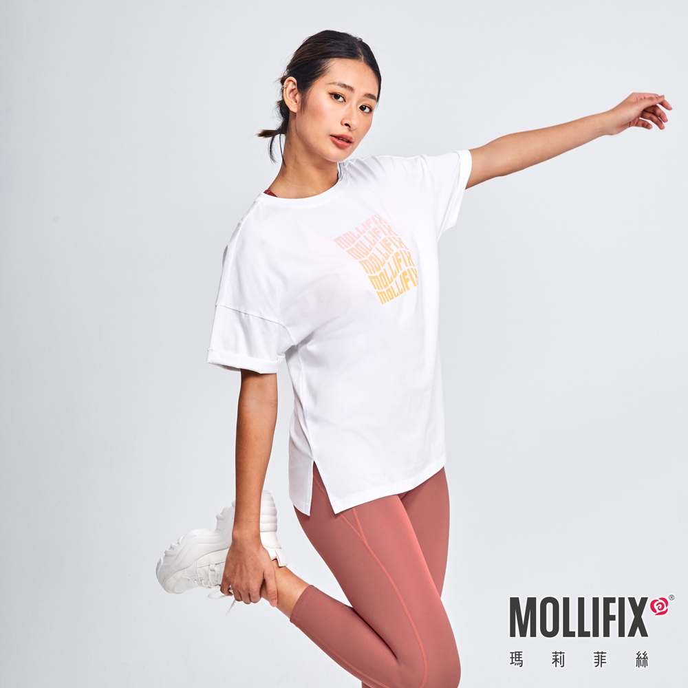 Mollifix 瑪莉菲絲 袖反摺漸層LOGO短袖上衣、瑜珈服 (白)