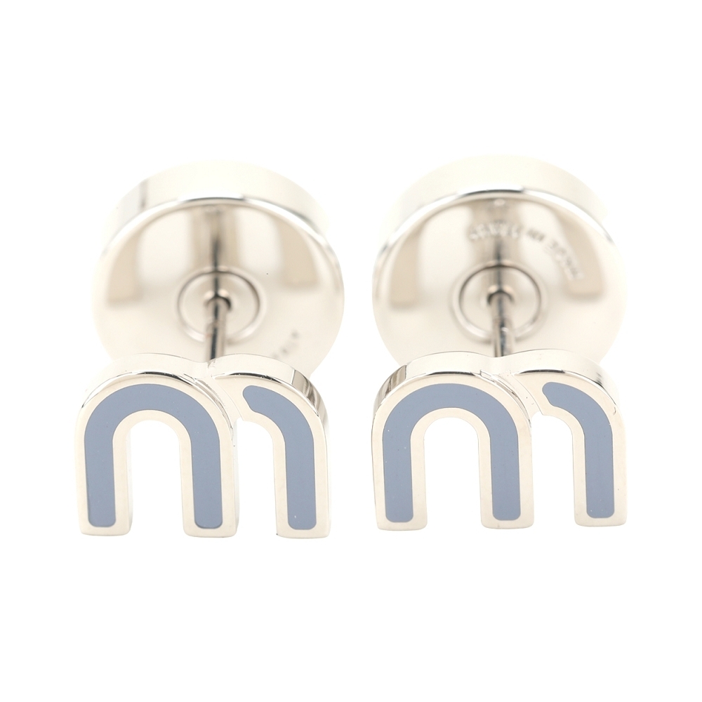 miu miu M琺瑯金屬字母穿針式耳環(灰藍色)