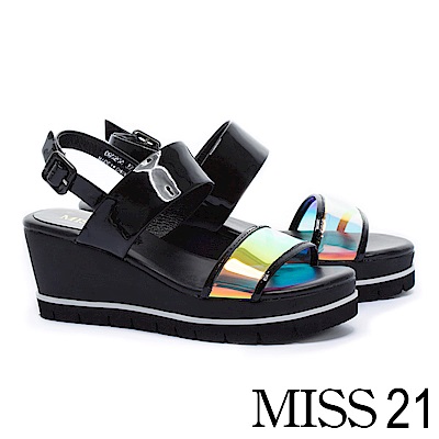 涼鞋 MISS 21 酷感幻彩一字帶膠片軟漆皮楔型涼鞋－黑