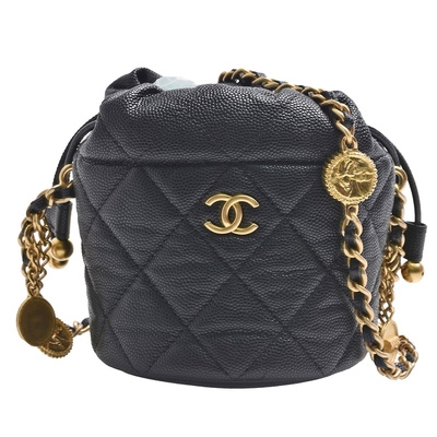 CHANEL 經典雙C LOGO粒紋牛皮金幣鍊帶斜背水桶包(迷你-黑色)