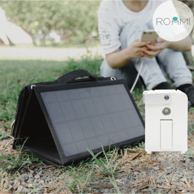 Roommi 多功能行動電源供應器小電寶白色+ 28W太陽能充電板