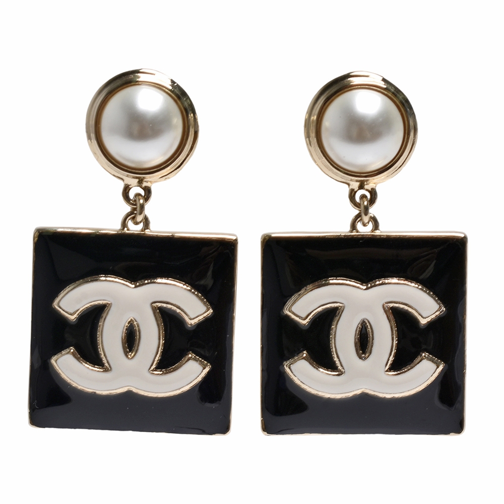 CHANEL 經典珍珠琺瑯雙C LOGO正方形穿式耳環(黑/金色)