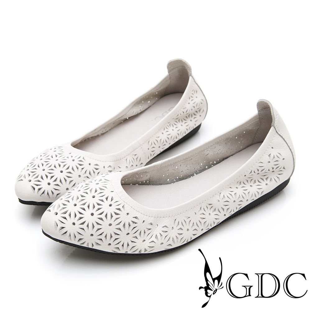 GDC-真皮雕花舒適素色尖頭平底包鞋-米色