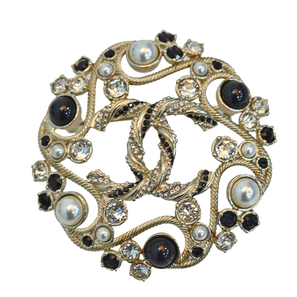 CHANEL 經典雙C LOGO圓形鏤空造型珍珠/水鑽鑲飾胸針(黑/金)