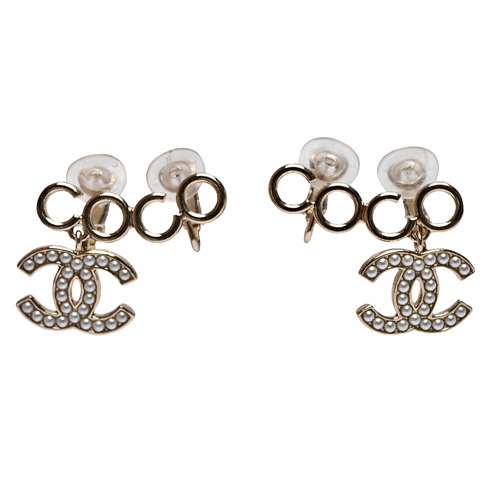 CHANEL 經典珍珠雙C LOGO COCO造型夾式耳環(金色)