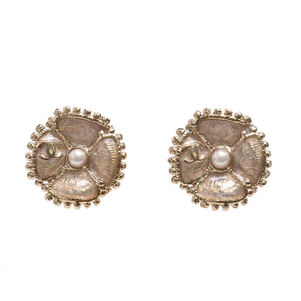 CHANEL 經典雙C LOGO珍珠琉璃花朵造型穿式耳環(金色)