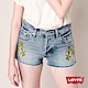 Levis 女款 牛仔短褲 中腰直筒 排扣 不收邊 product thumbnail 1