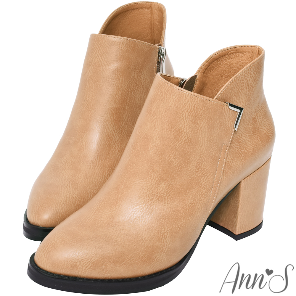 Ann’S乾淨俐落-美型金屬V扣前低顯瘦粗跟短靴 -杏 product image 1
