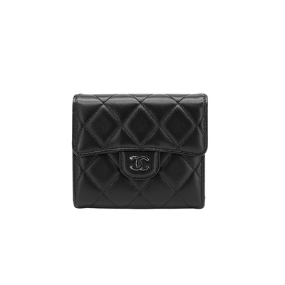 CHANEL 香奈兒 展示品 菱格紋羊皮黑logo三折短夾(AP0231-黑)